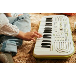 CASIO SA50 Tastiera Pianola Elettronica Musicale 32 Tasti (Bianca con fondo verde)