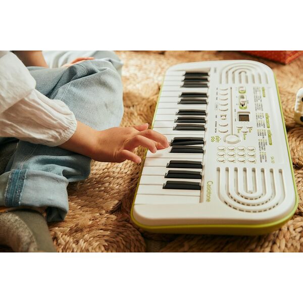 CASIO SA50 Tastiera Pianola Elettronica Musicale 32 Tasti (Bianca con fondo verde)